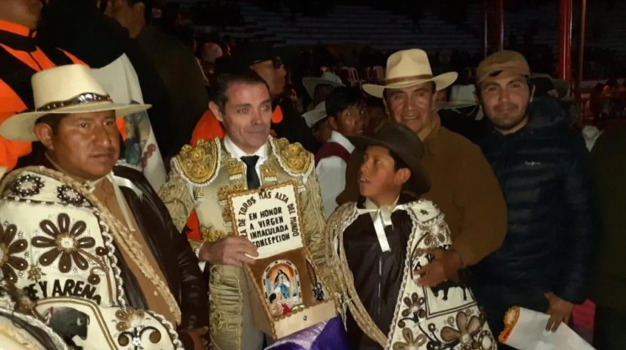 Sánchez Vara recoge el «Escapulario de Oro» de la segunda corrida de la feria de Macusani