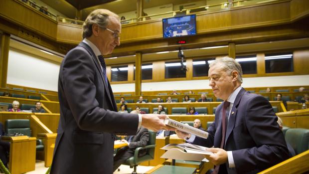 Alonso regala a Urkullu el libro de Rajoy: «Habla de lealtad»