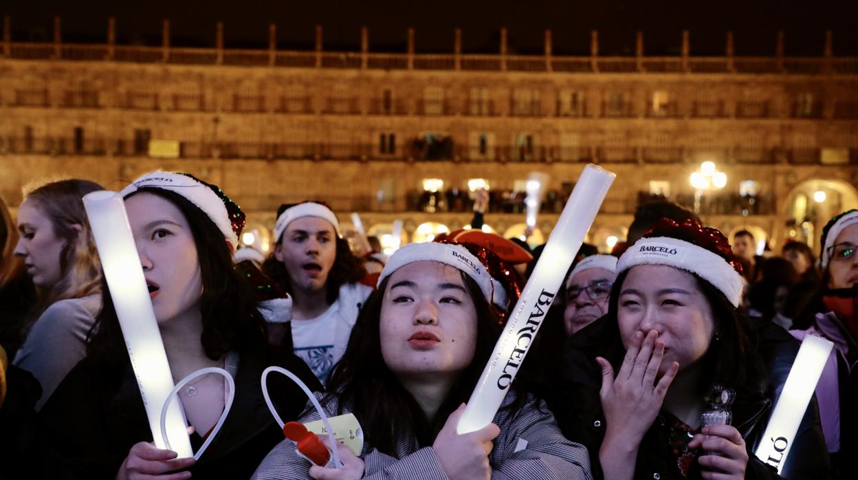 Miles de jóvenes reciben una vez más el Año Nuevo Universitario en la Plaza Mayor de Salamanca