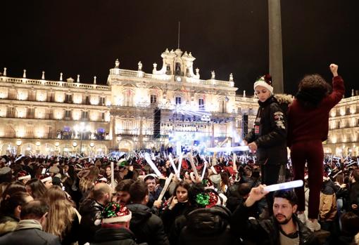 Miles de jóvenes reciben una vez más el Año Nuevo Universitario en la Plaza Mayor de Salamanca