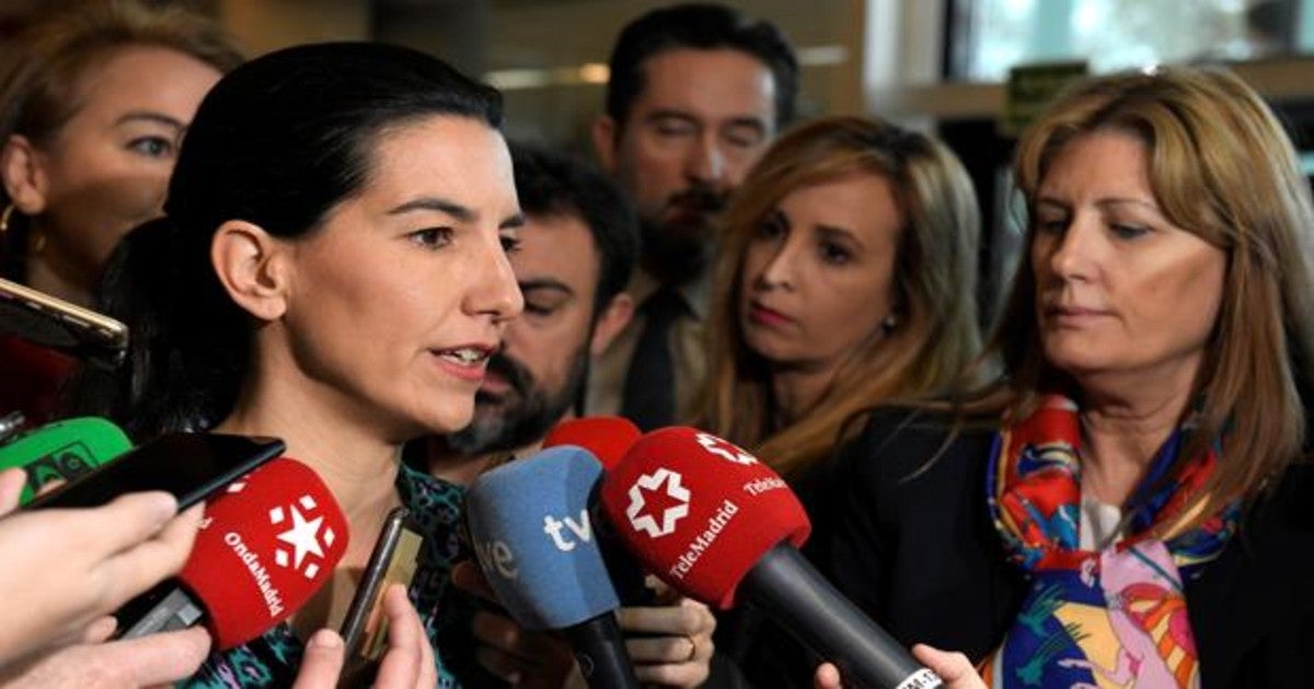 Monasterio atiende a los medios en la Asamblea de Madrid