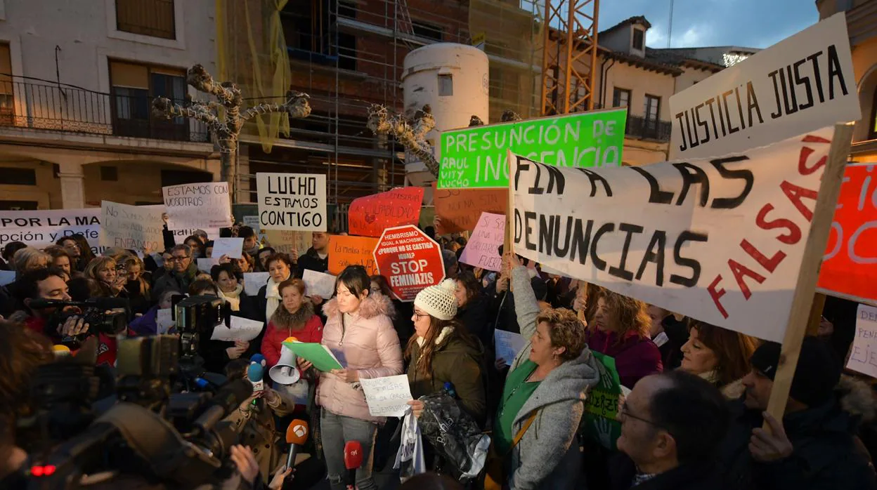 Concentración celebrada en la Plaza Mayor de Aranda de Duero en apoyo a los exfutbolistas condenados