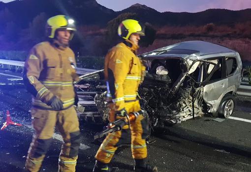 Imagen de los bomberos junto a uno de los coches siniestrados