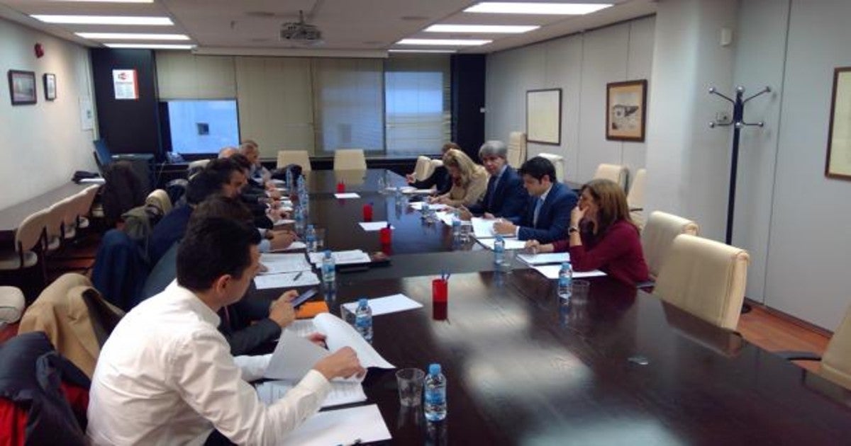 Garrido y su equipo, en la reunión con los representantes de asociaciones del taxi