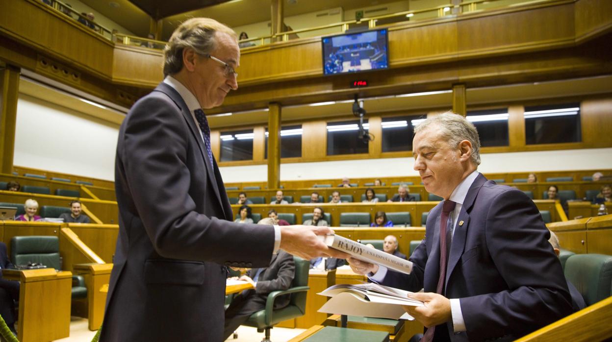 Alfonso Alonso hace entrega a Iñigo Urkullu del libro de Mariano Rajoy