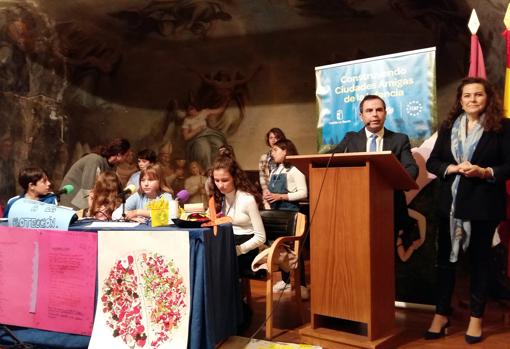 José Gutiérrez y Asunción Díaz, junto a los niños que intervinieron en la jornada