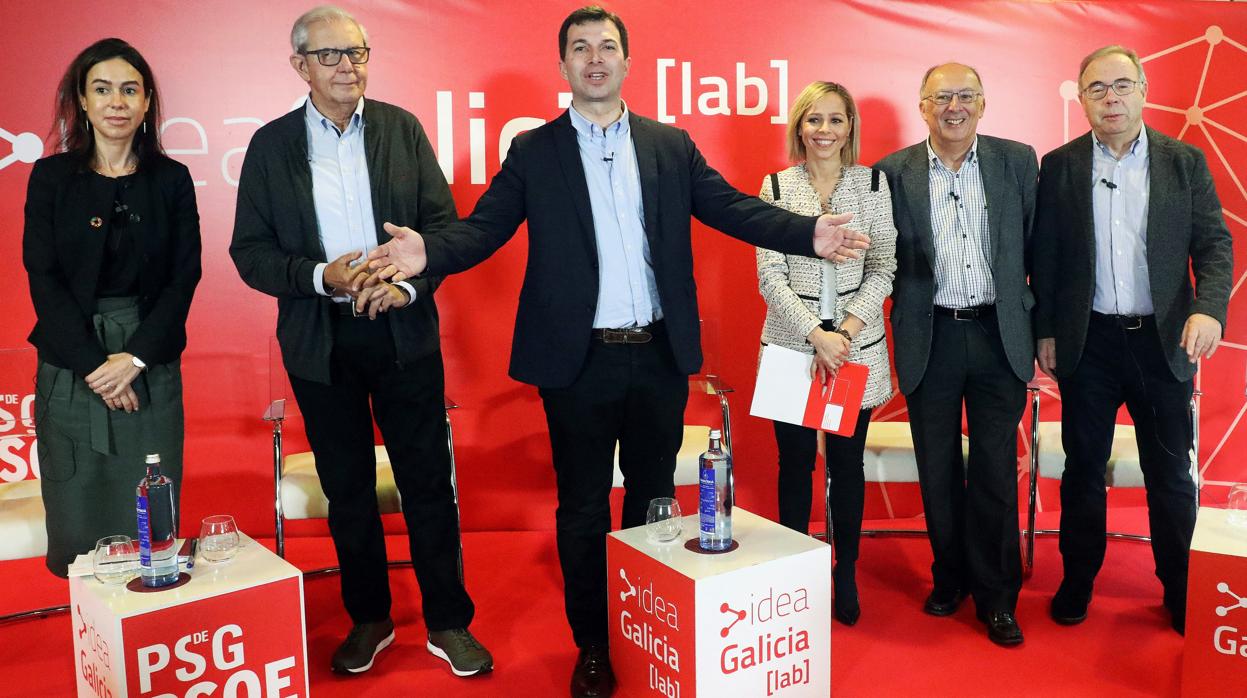 El secretario xeral del PSdeG, Gonzalo Caballero, inaugura este sábadola primera jornada de la iniciativa junto a destacados miembros de su partido