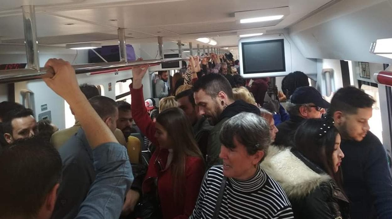 Imagen de un tren abarrotado por los retrasos en Renfe