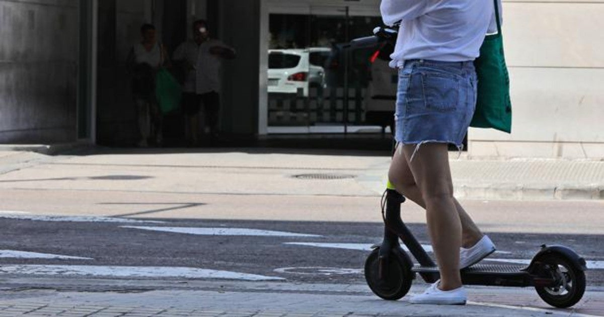 Una mujer utiliza un patinete eléctrico