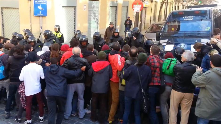 El vídeo del violento desahucio por el que piden cárcel para Isa Serra (Podemos)