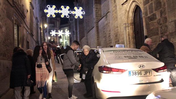 Quince taxistas harán que los mayores de dos residencias de Toledo disfruten de las luces de Navidad