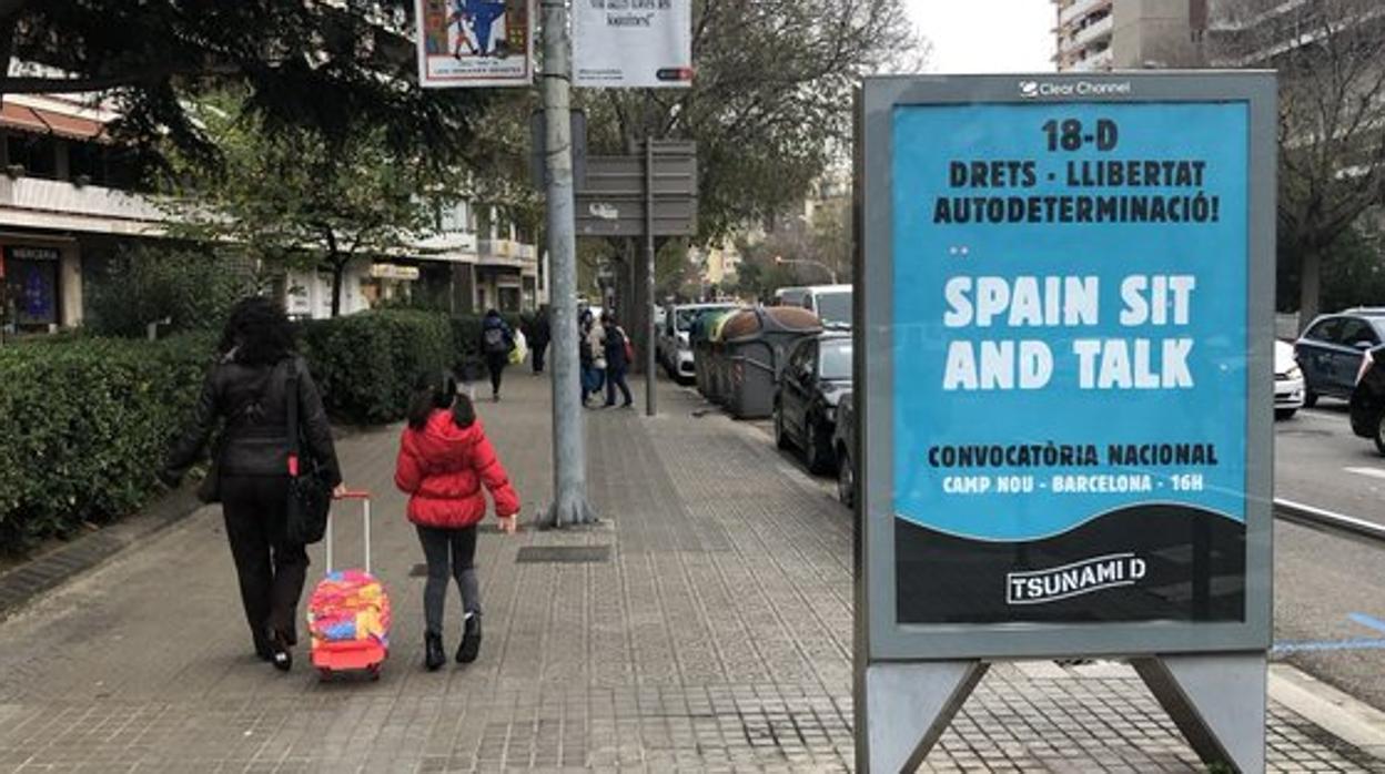 Cartel de Tsunami en las calles de Barcelona