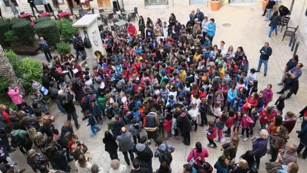 Familias de la Vega Baja de Alicante recurrirán a acciones legales por la imposición del valenciano en las aulas