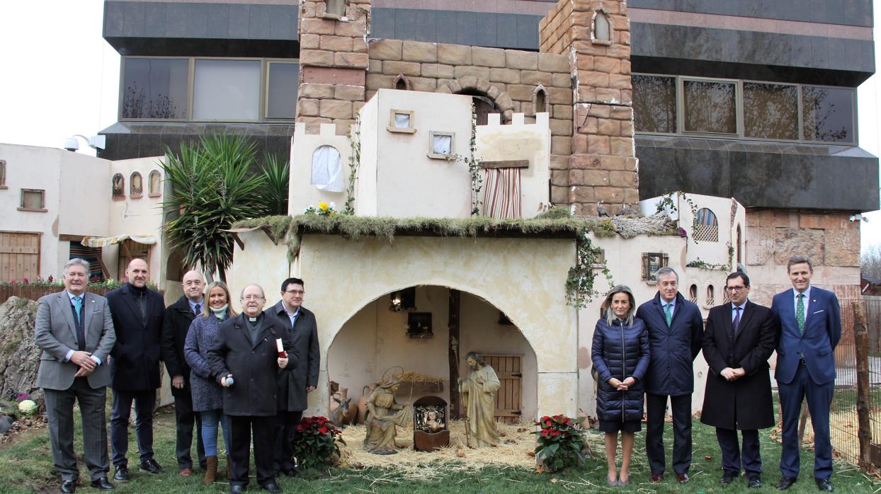 Tolón, Lopez Martín, Martín Lopez y úbeda en la inauguración del belén de Eurocaja Rural