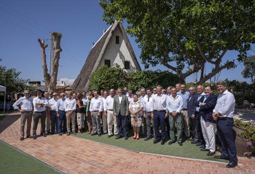 Imagen de archivo de un encuentro entre políticos y empresarios valencianos en l'Albufera