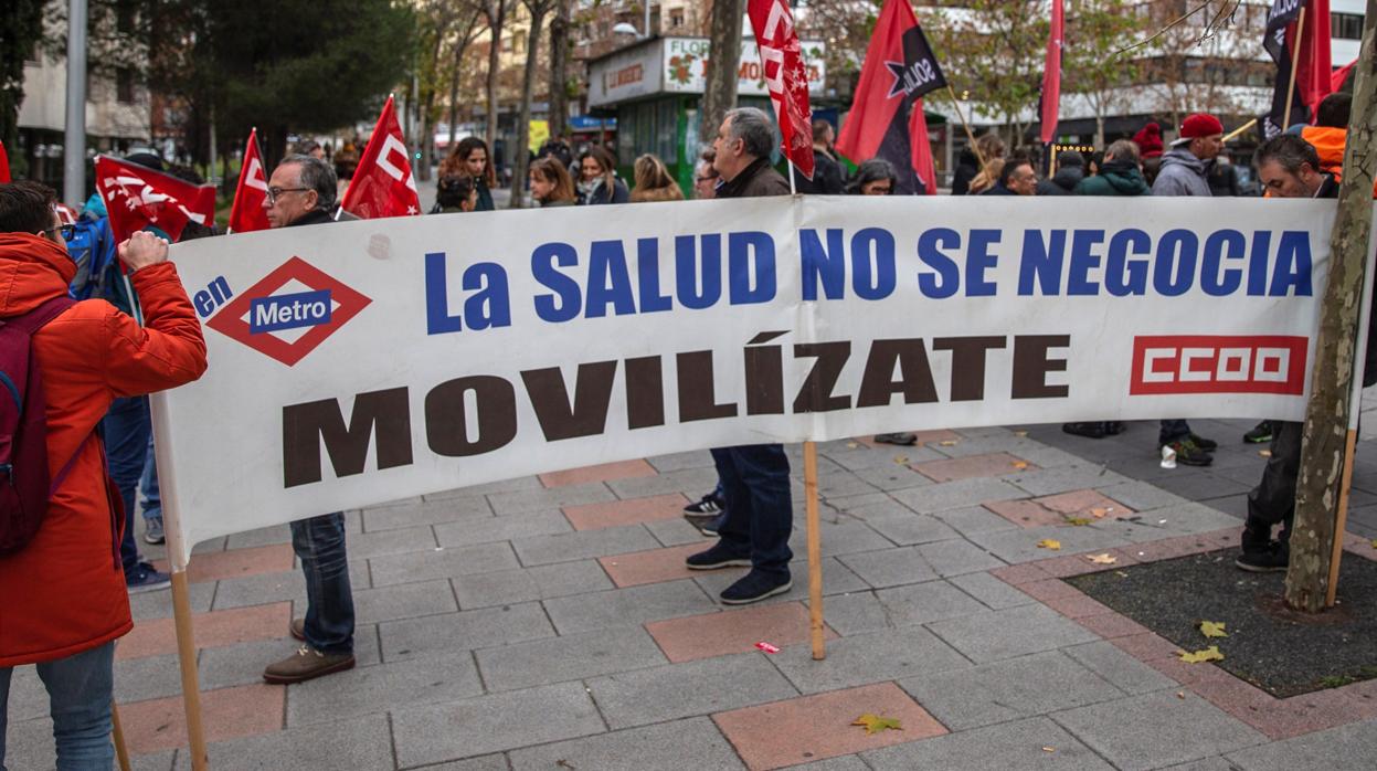 Trabajadores del suburbano se concentran frente a los juzgados de Plaza de Castilla