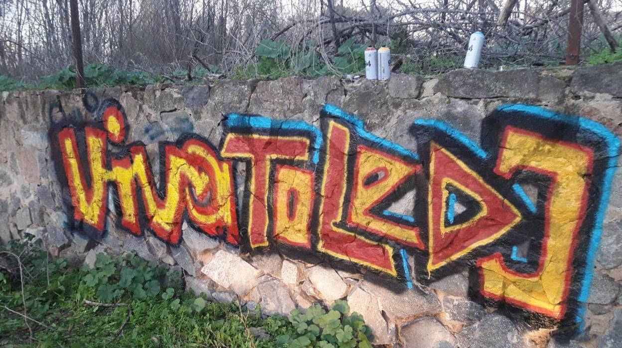 Pintada aparecida en las inmediaciones del puente de la Cava