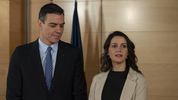 Arrimadas transmite a Sánchez su «no» a un «gobierno radical» con Podemos