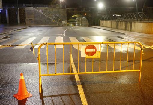 ío Bernesga desbordado a su paso por la capital leonesa. En la imagen, el Paseo de Salamanca cortado por la inundación