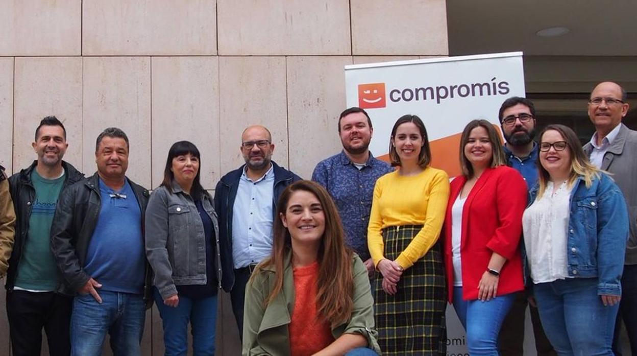 La portavoz de Compromís Elx en el Ayuntamiento, Esther Díez y otros representantes de la formación junto a la conselleria Mireia Mollà (delante)