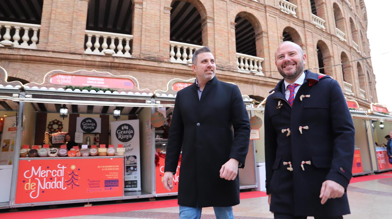 Imagen del presidente de la Diputació, Toni Gaspar, en el mercado, acompañado por el diputado Jordi Mayor