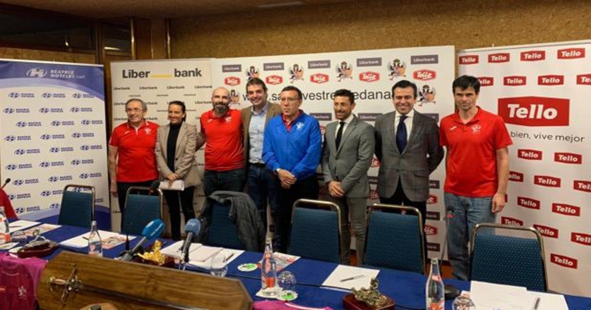 Pablo García, con el presidente del Club Deportivo 'Amigos del Atletismo', Pedro Guijarro; el director general de Fomento de la Junta, Jorge Moreno; el director de la Oficina Principal de Liberbank, Ignacio González, y la directora de Marketing del Grupo Tello, Inés Tello,