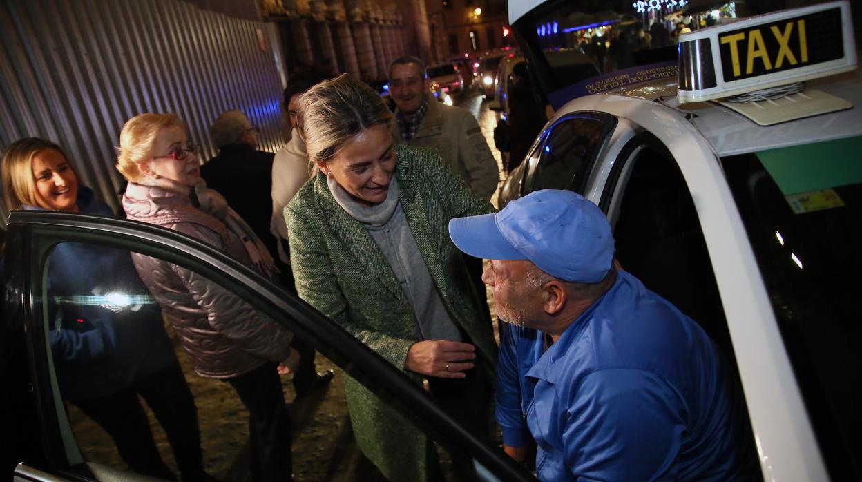 Milagros Tolón ha recibido a los mayores en la plaza del Ayuntamiento