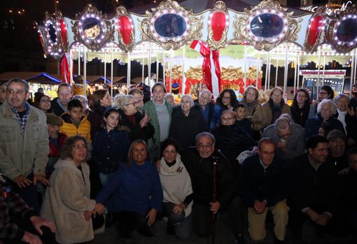 Residentes con la alcaldesa y la concejala de Festejos en la plaza del Ayuntamiento