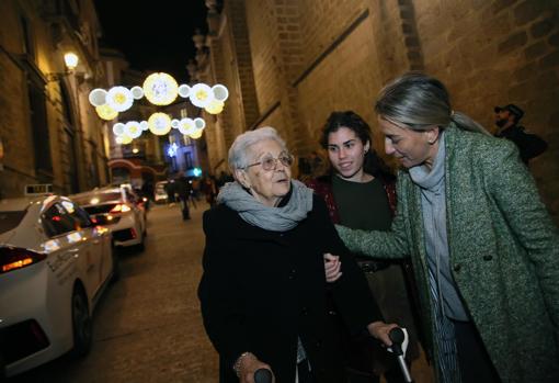 Milagros Tolón charlando con una de las residentes