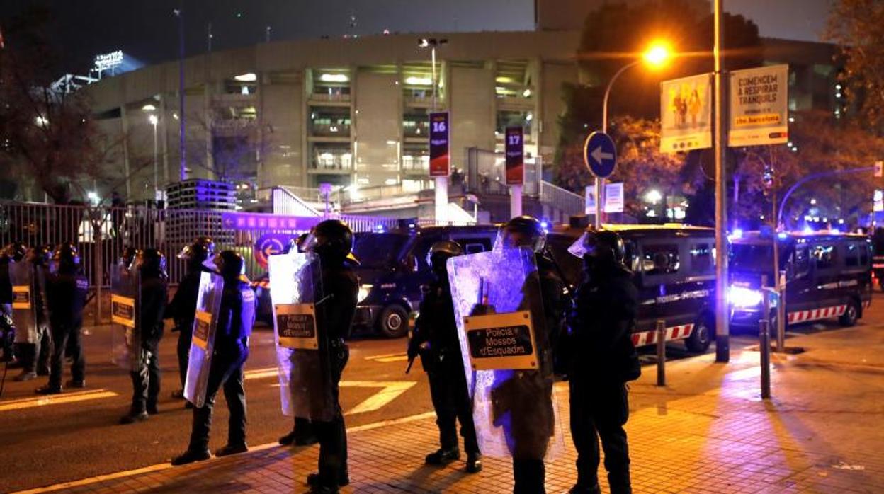 Mossos, en los accesos al Camp Nou