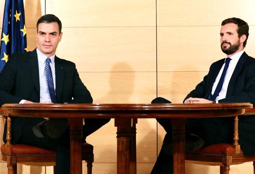 Imagen de Pedro Sánchez y Pablo Casado reunidos en el Congreso de los Diputados