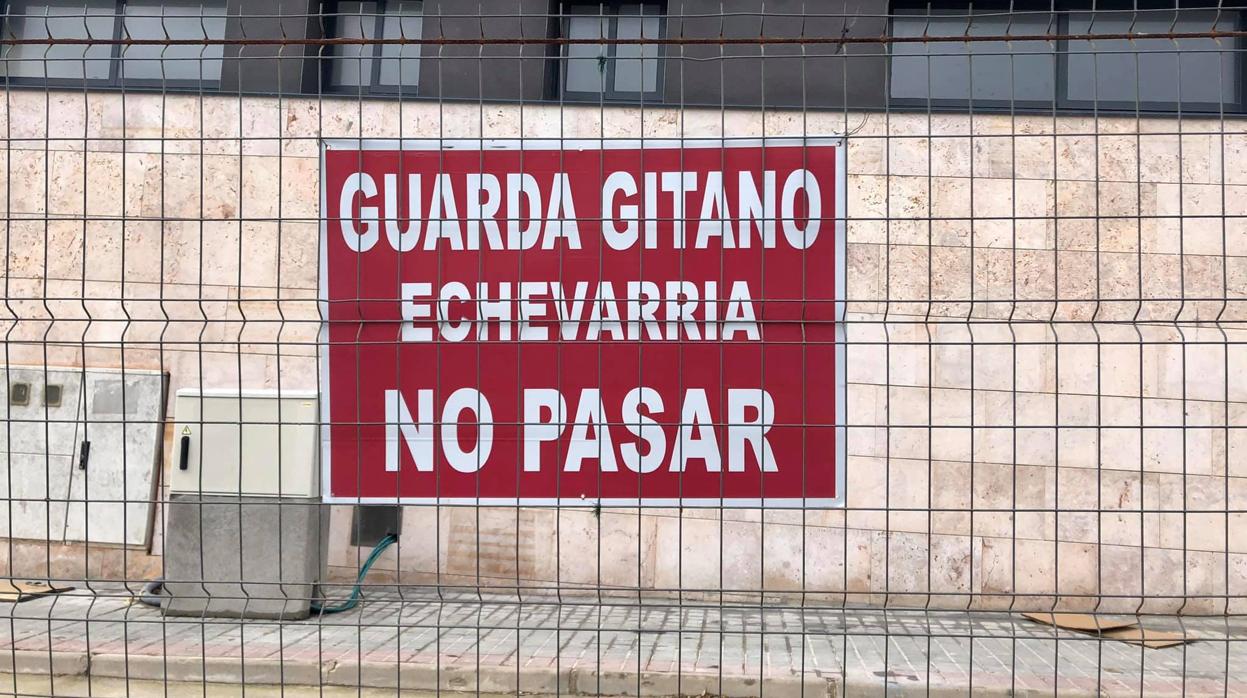 Hace un flaco favor este cartel a la comunidad gitana?