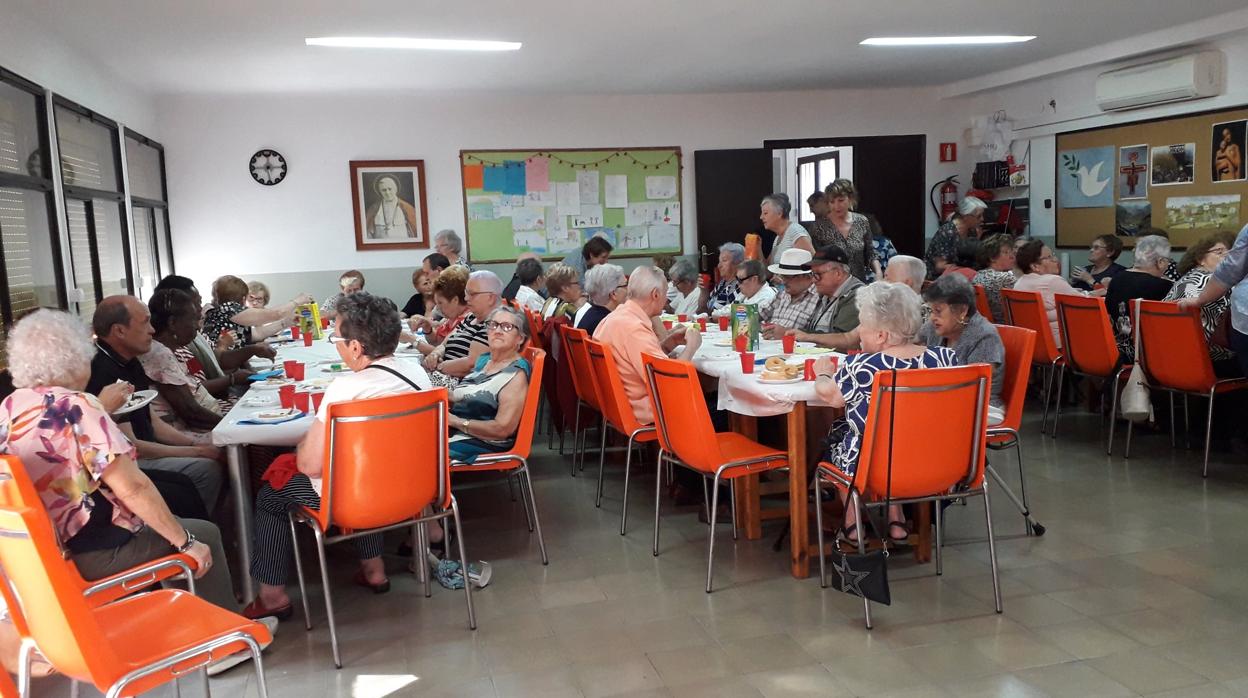 Ancianos en una acción de Cáritas