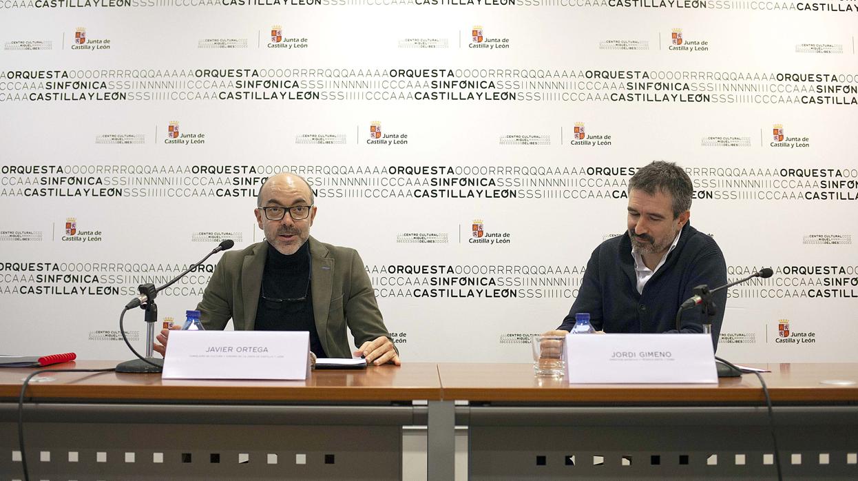 El consejero de Cultura y Turismo, Javier Ortega, junto al director técnico de la Oscyl Jordi Gimeno, en una imagen de archivo