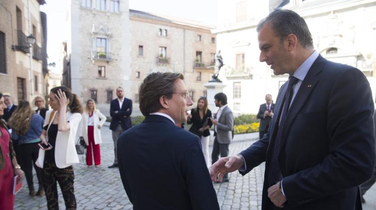 El alcalde de la capital, José Luis Martínez-Almeida, y el portavoz de Vox en el Ayuntamiento de Madrid, Javier Ortega Smith