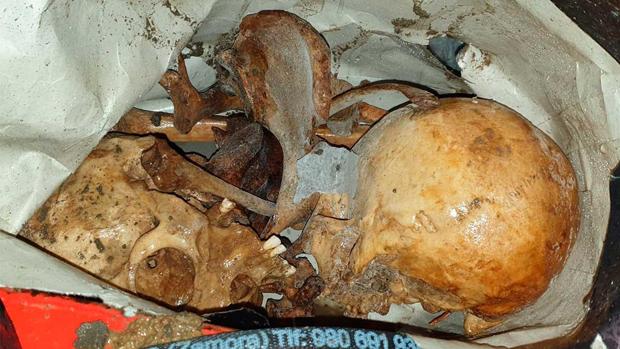 Localizan restos humanos «antiguos» en una bolsa durante la limpieza de un local en León