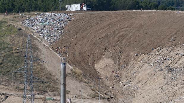 Vecinos afectados por el vertedero de Alcalá denuncian a los responsables políticos por su gestión