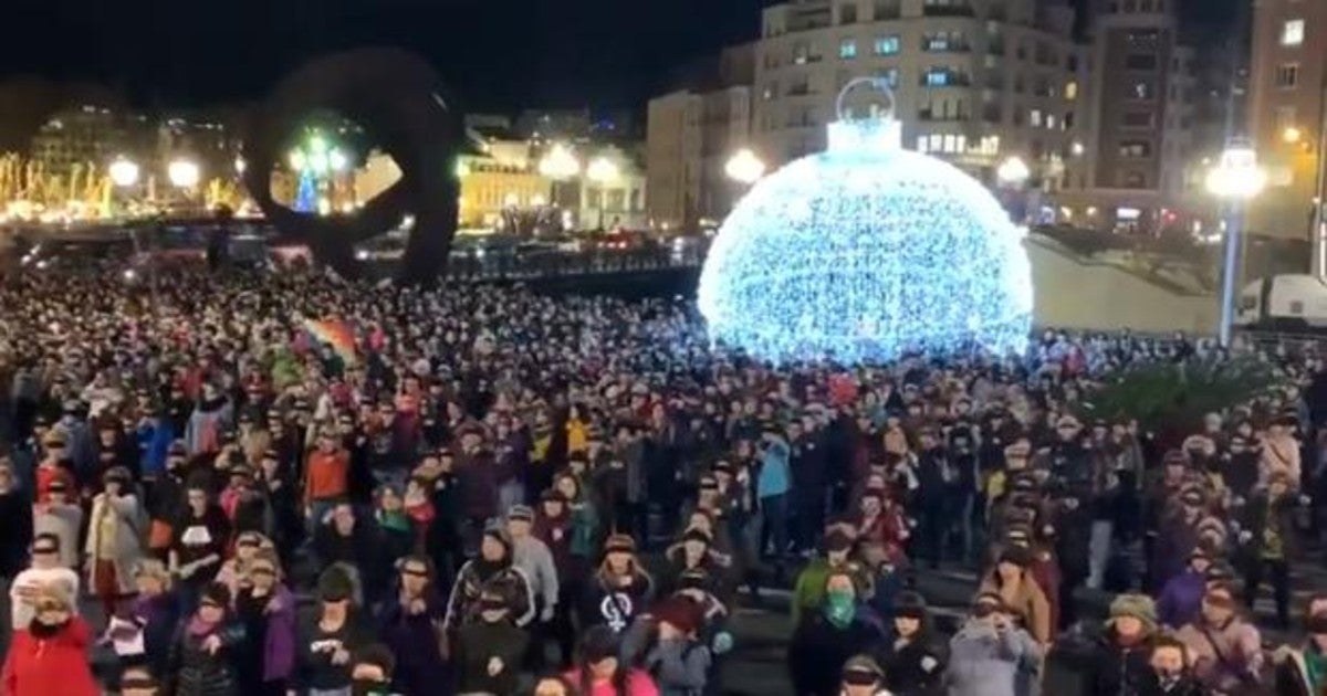 Un millar de mujeres cantan «Un violador en tu camino» en Bilbao