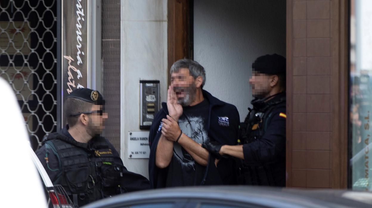 Uno de los CDR arrestados, en la operación policial en Sabadell