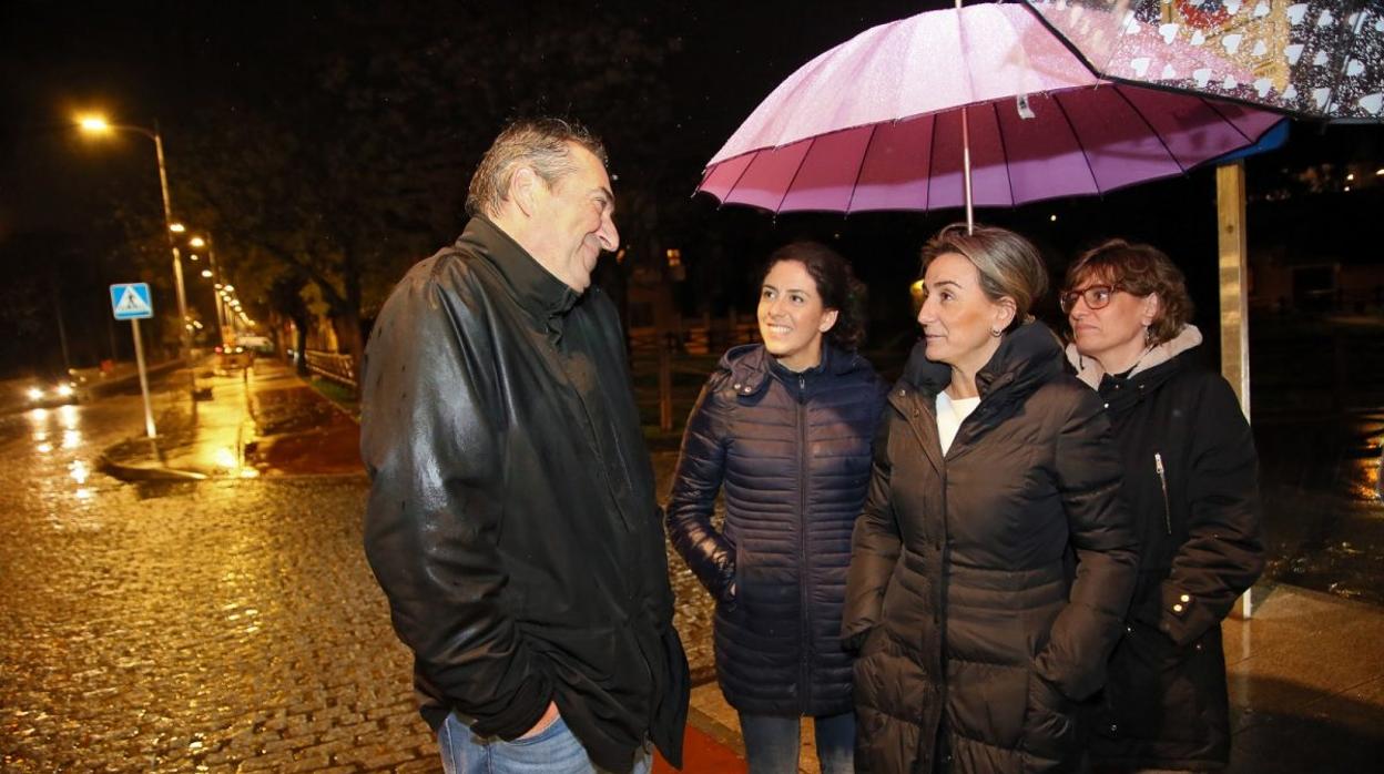 La alcaldesa ha supervisado esta noche el estado final de las obras de alumbrado público en la avenida de Carlos III y en la calle de Alfonso VI