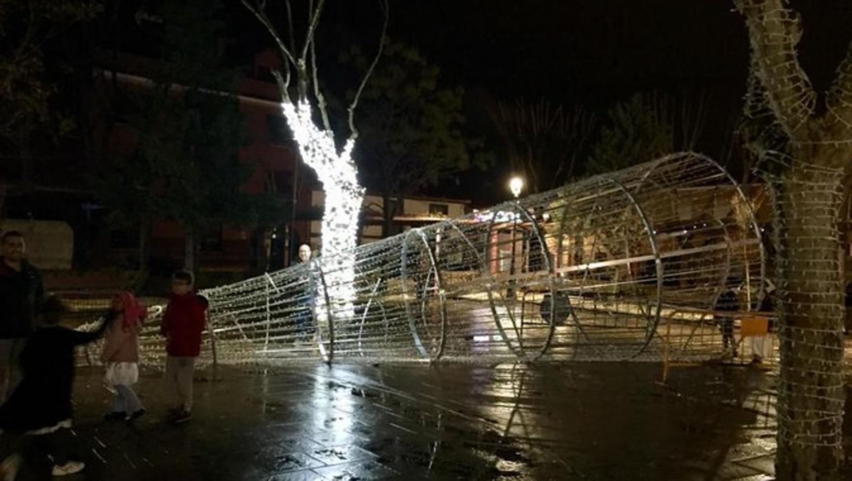 Árbol navideño caído por el viento en la localidad guadalajareña de Alovera