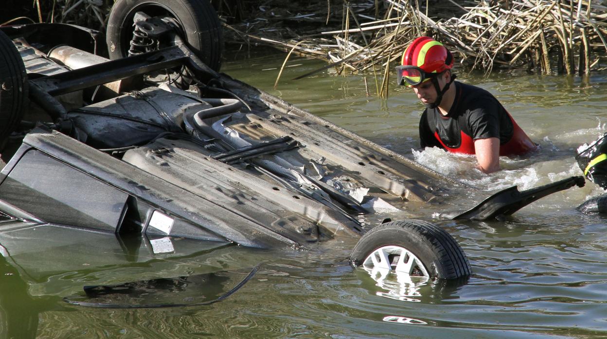 Bomberos rescatan un vehículo de un río, en una imagen de archivo