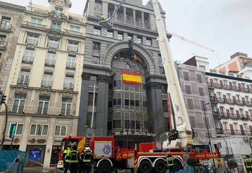 Los Bomberos inspeccionan la fachada de la Consejería de Cultura y Turismo