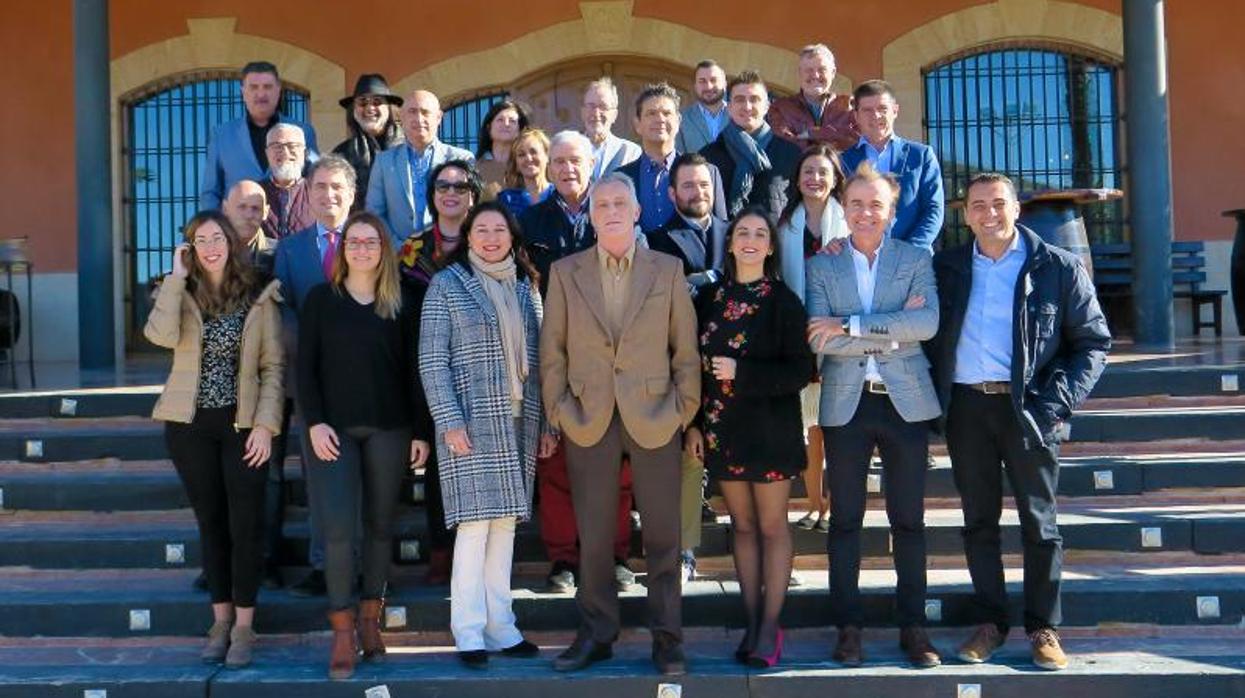 Periodistas y directivos de Vectalia en la Bodega Casa Sicilia de Novelda