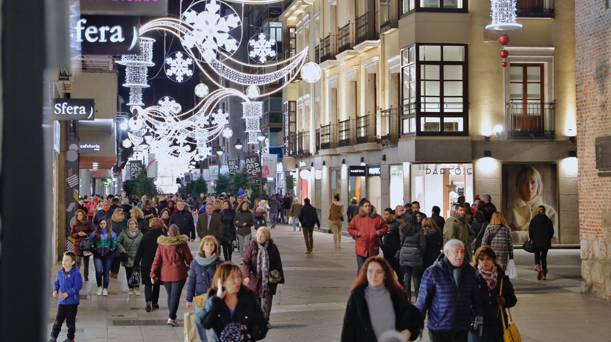 Aspecto de la céntrica y comercial calle de Santiago de Valladolid, en estas fechas navideñas