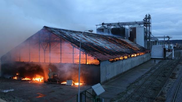 El fuego calcina una nave en polígono industrial de Venta de Baños, en Palencia
