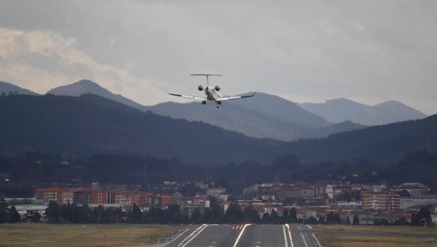 Caos en el aeropuerto de Bilbao: ocho vuelos cancelados a causa del viento