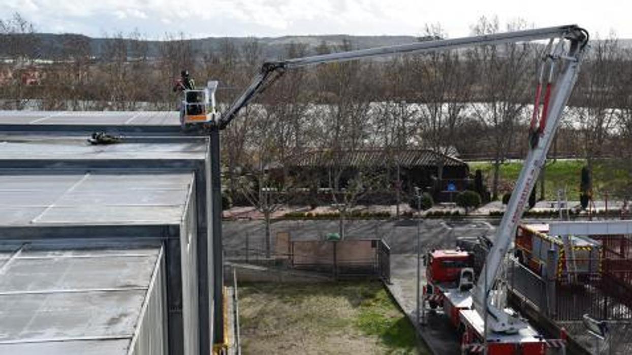 Los bomberos, en el polideportivo de Patrocinio que se ha tenido que cerrar por la rotura de un cristal.