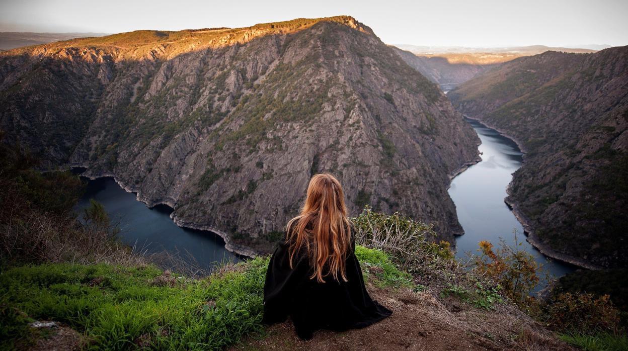 Una mujer observa el Cañón del río Sil desde el mirador de Vilouxe (Nogueira de Ramuín)