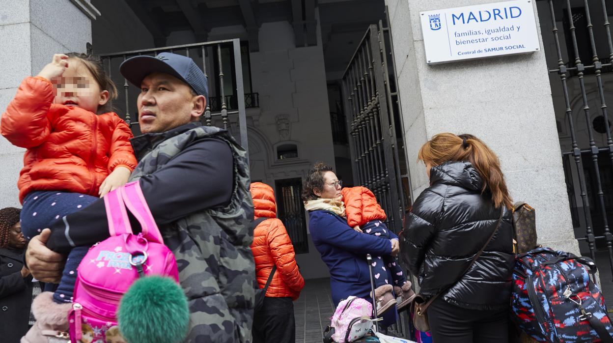 Una familia de Mongolia a las puertas del Samur Social, en Madrid